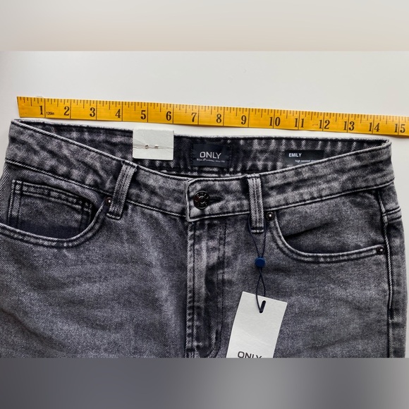🆕NWT ONLY Emily High Waisted Black Acid Jeans with Raw Hem in Size 29 - Picture 9 of 14